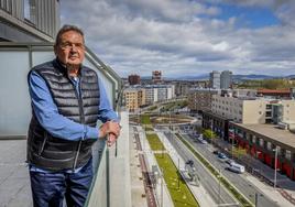 Alfredo Piris se asoma a una terraza de Bulevar de Salburua.