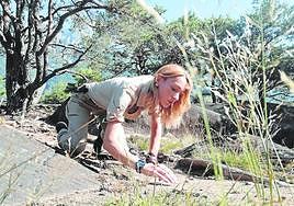 Lyn examina las huellas en busca de senderistas extraviados, fugitivos o delincuentes.