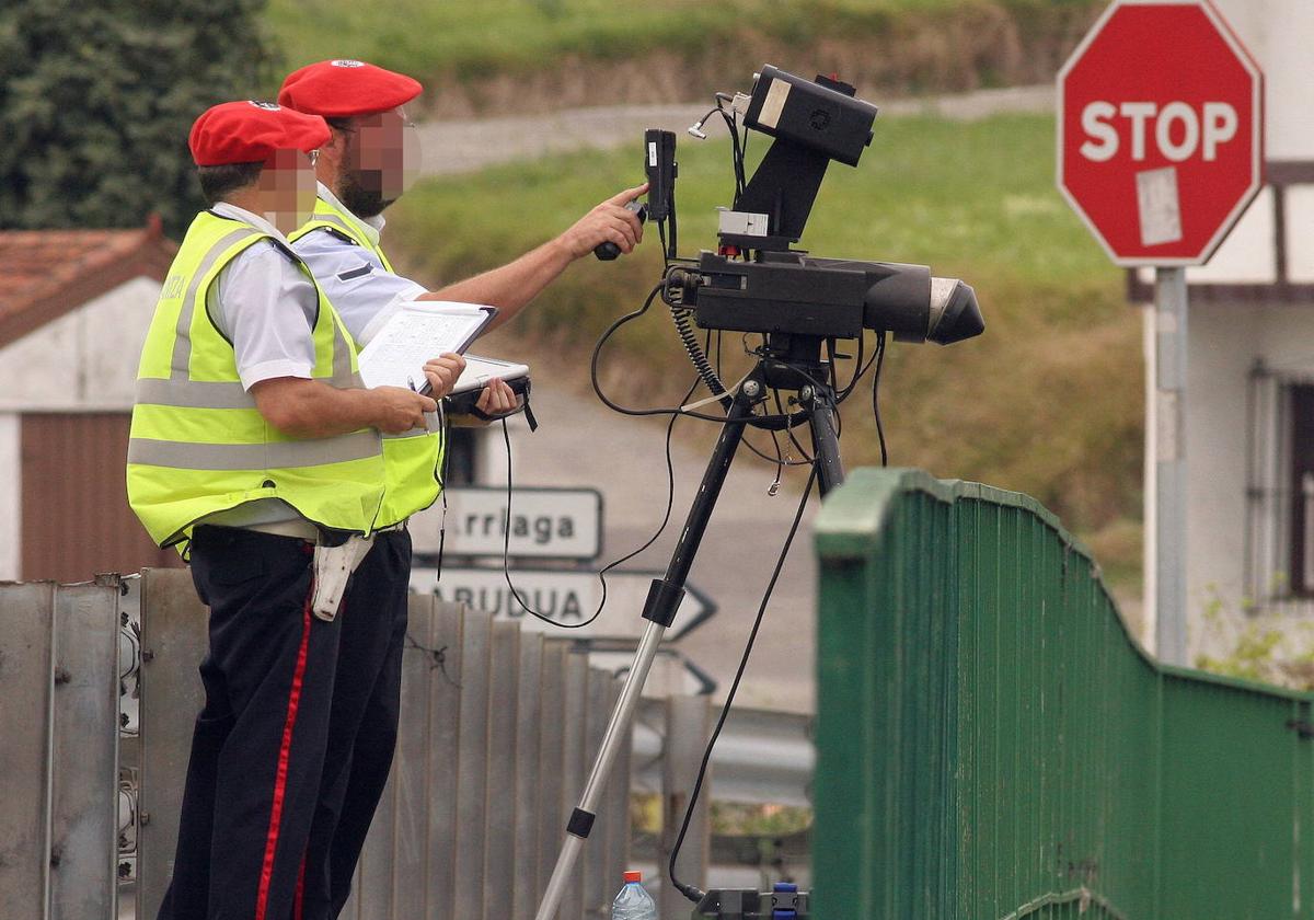 La Ertzaintza y las policías locales intensificarán sus controles de velocidad esta semana