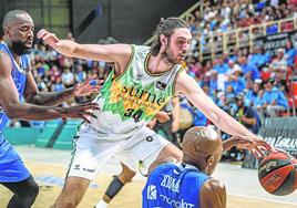 Tsalmpouris intenta controlar el balón ante la presión de Eyenga y Kromah, en Fuenlabrada