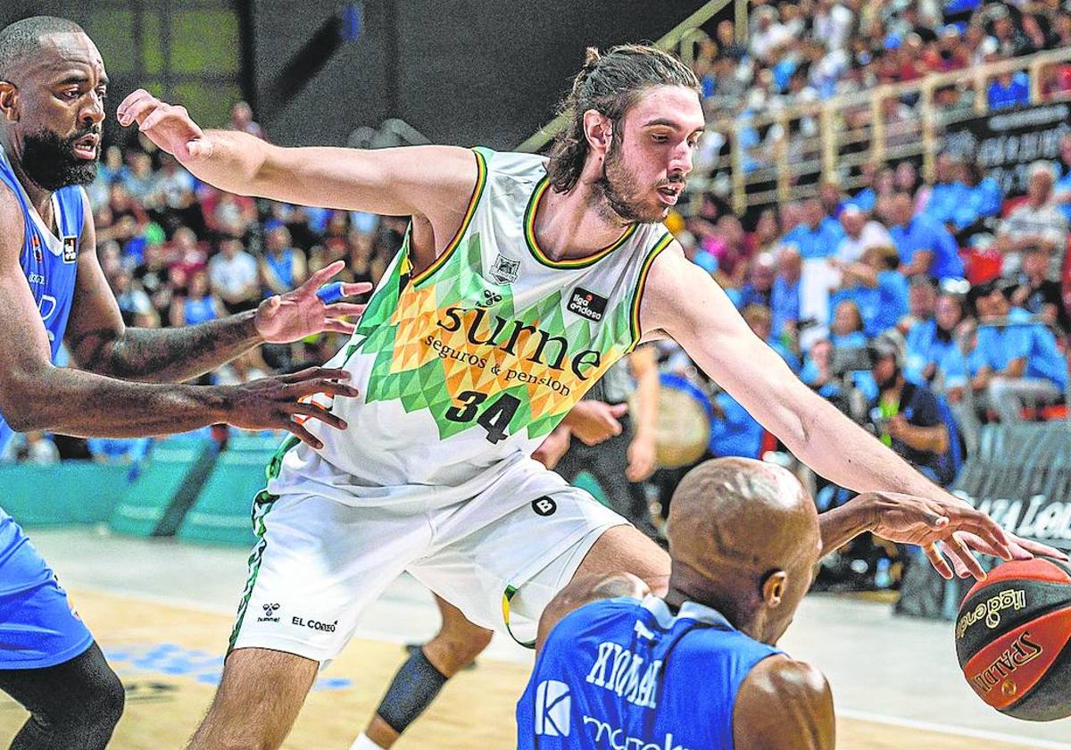 Tsalmpouris intenta controlar el balón ante la presión de Eyenga y Kromah, en Fuenlabrada