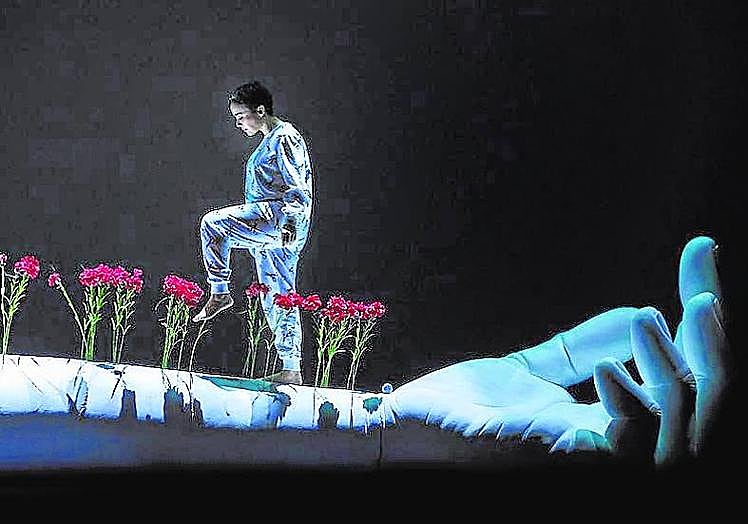 Un brazo de cuatro metros expresa el dolor de la autolesión.