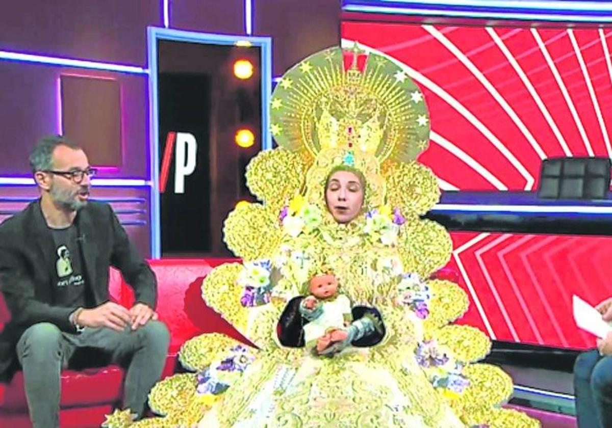 Momento de la parodia de la Virgen del Rocío en el programa de la televisión pública catalana 'Està passant'.