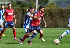 El canario Rayco conduce el balón presionado por Gorrotxategi.