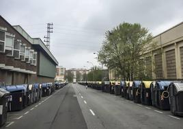 Hileras de contenedores en el 'cementerio' habilitado por el Ayuntamiento en la calle Aguirrelanda.