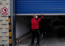 Cierre de una empresa en Berriz durante el periodo del coronavirus.