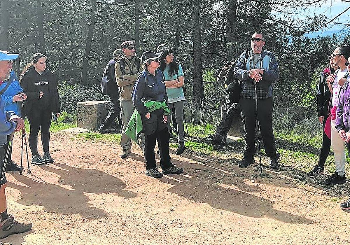 Los participantes escuchan la explicación del guía durante el recorrido.