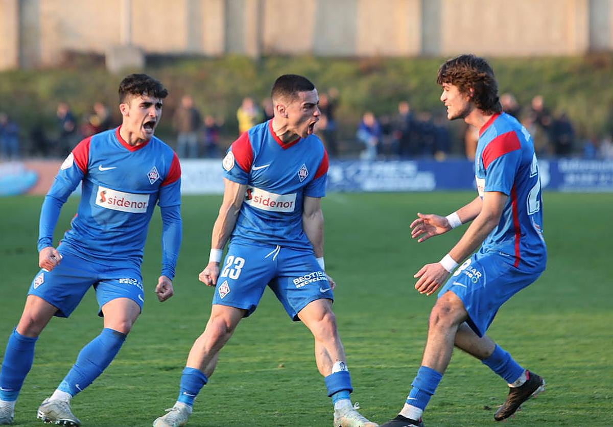 Jorge Mier, Dorrio y Julen Jon festejan un gol en Urritxe.