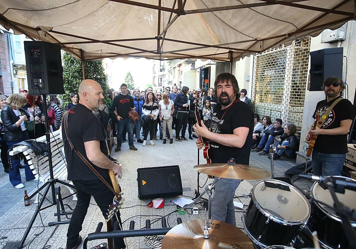 El Record Store Day, día mundial de las tiendas de discos, en la calle Villarias en la edición de 2019.