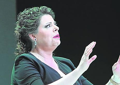 Imagen secundaria 1 - Arriba, Coro de Ópera de Bilbao con los jóvenes cantantes al término de la gala. La mezzo Daniela Barcellona y el barítono Juan Jesús Rodríguez en los primeros planos.