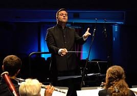 Aritz Labrador dirige la banda de música de Amorebieta y coordinará los campamentos musicales de verano.