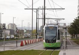 El tranvía circula por el nuevo ramal de Salburua, estrenado la pasada semana.