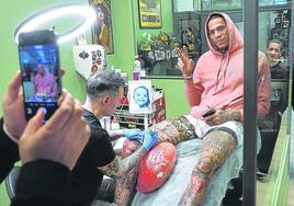 Kyser se hace el tatuaje de su hija pequeña en el estudio 'Made Ink Bilbao', el primero desde que llegó a Bizkaia.