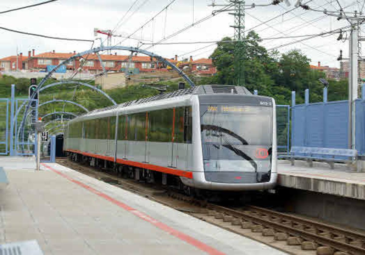 Una unidad del metro llega a la estación de metro en Bolueta.