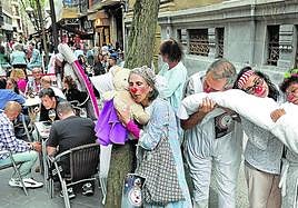 Teatro de calle en Ledesma para denunciar el ruido nocturno que impide el descanso de los vecinos.
