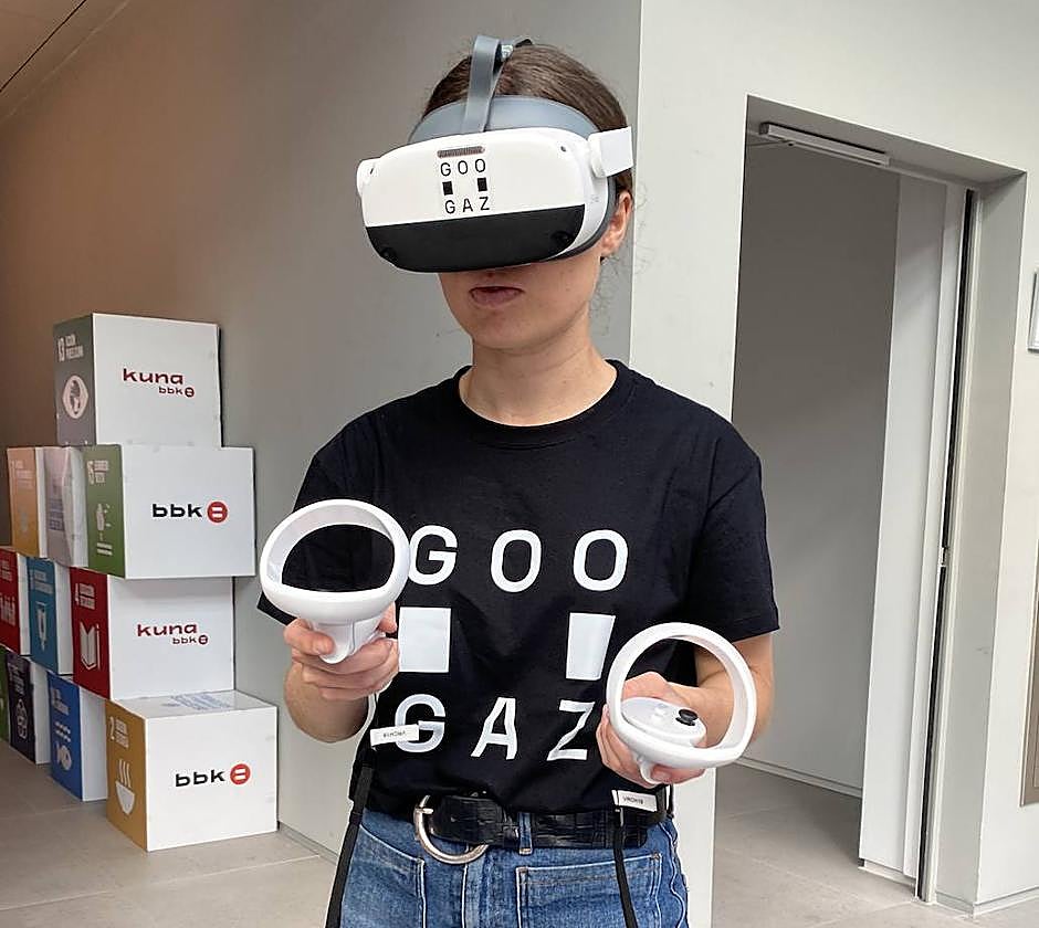 Una joven prueba las gafas de realidad virtual.