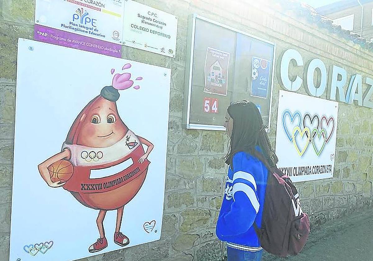 Carteles en la puerta del colegio que anuncian las olimpiadas.