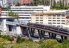 Una unidad del metro pasaba en la mañana de ayer por el viaducto que conduce a la estación de Bolueta.