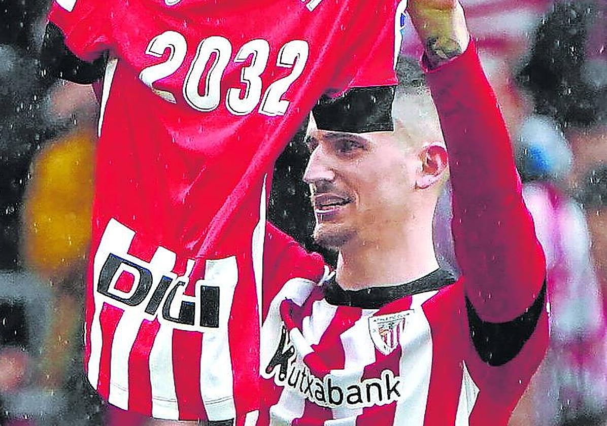 Sancet muestra la camiseta rojiblanca el día de su renovación.