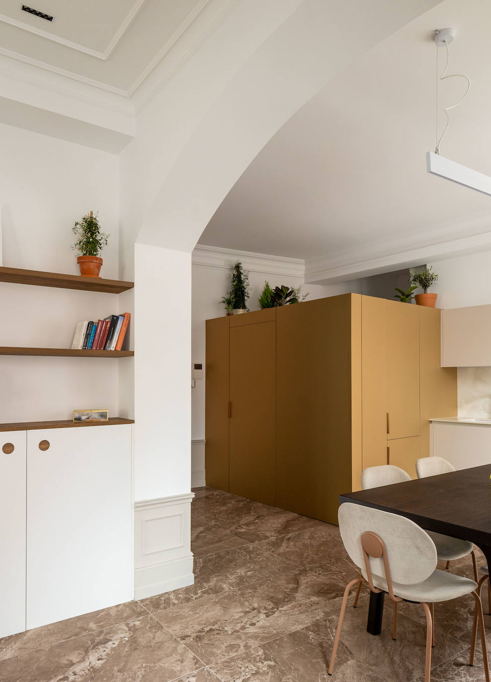 De despacho a piso de lujo: el hogar clásico (pero moderno) de un interiorista en Bilbao