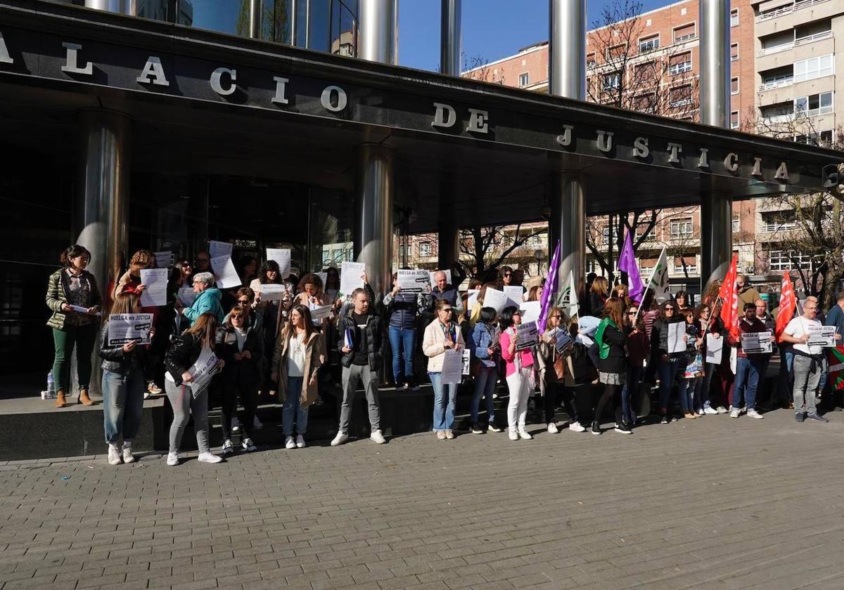 A las puertas del Palacio de Justicia de Vitoria, en la Avenida Gasteiz, se han concentrado este jueves los funcionarios.