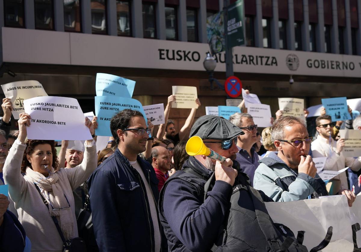 Protesta de los funcionarios de justicia esta mañana frente a la sede del Gobierno vasco.