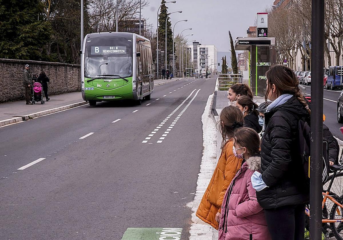 El BEI cruza por la calle Pedro Asúa, frente a la ikastola Abendaño.