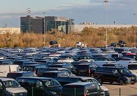 Vehículos recien salidos de la cadena de montaje en una de las campas de la empresa, en Vitoria.