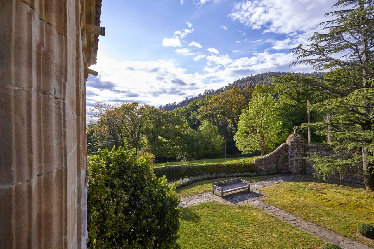 El sorprendente palacio-hotel de Cantabria en el que puedes comer y comprar los muebles