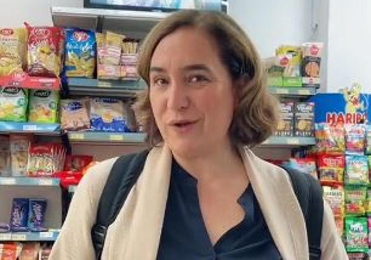 El vídeo de Ada Colau felicitando el fin del Ramadán a los musulmanes en un bazar de Barcelona