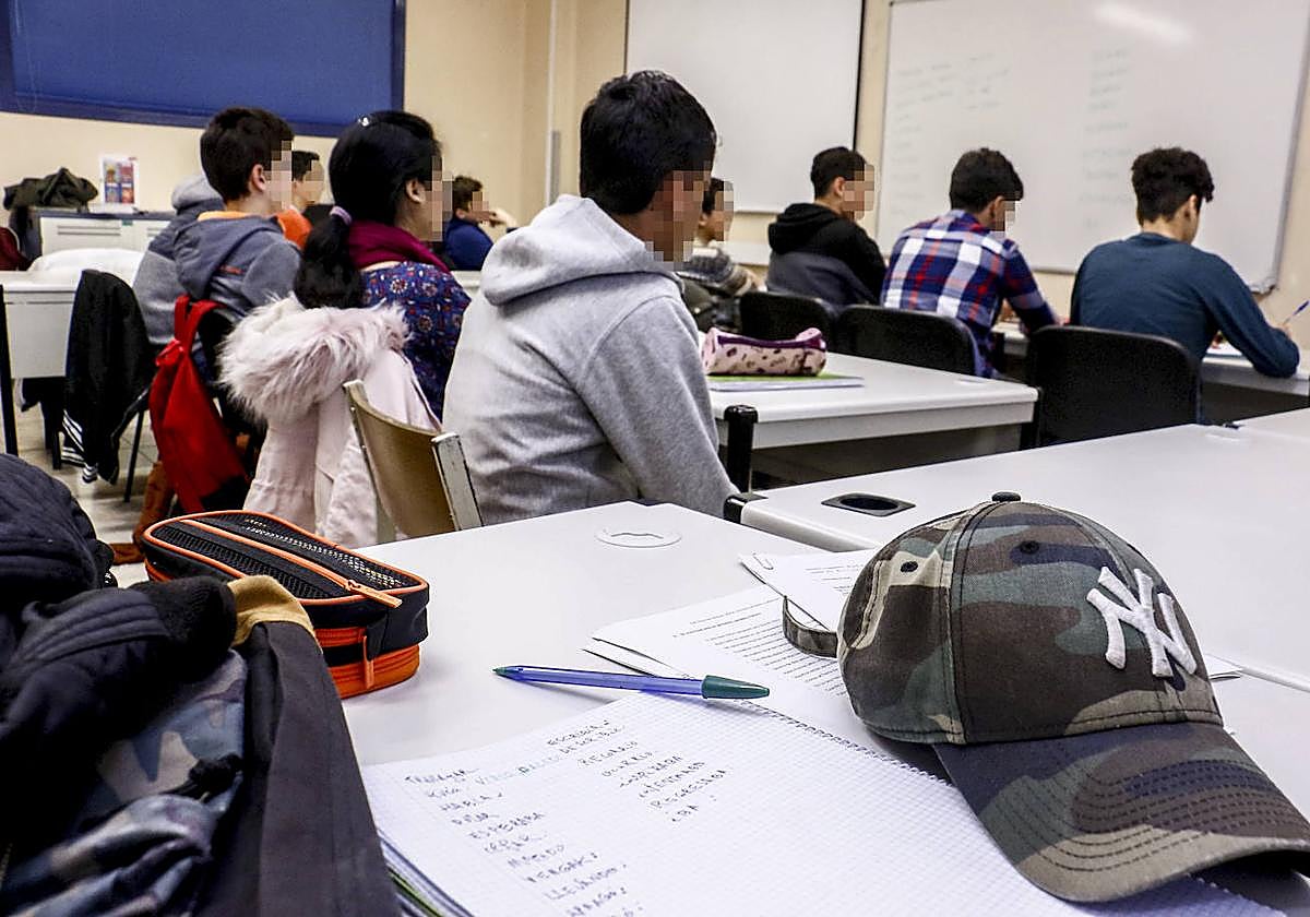 Un grupo de alumnos de Egibide atiende en clase.