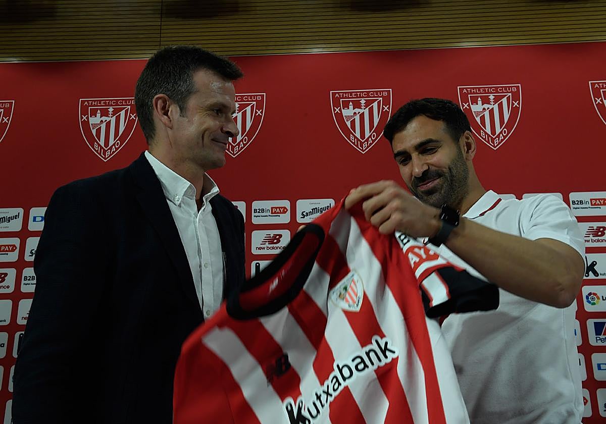 Uriarte le ha entregado a Balenziaga una camiseta del Athletic como recuerdo.