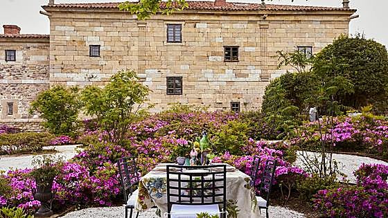 El sorprendente palacio-hotel de Cantabria en el que puedes comer y comprar los muebles