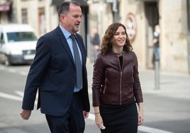 Carlos Iturgaiz e Isabel Díaz Ayuso, en una visita de la presidenta madrileña a Vitoria.