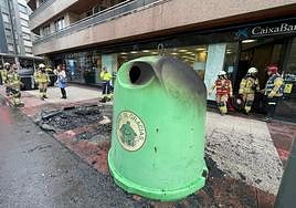 Los contenedores quemados en la calle Paz.