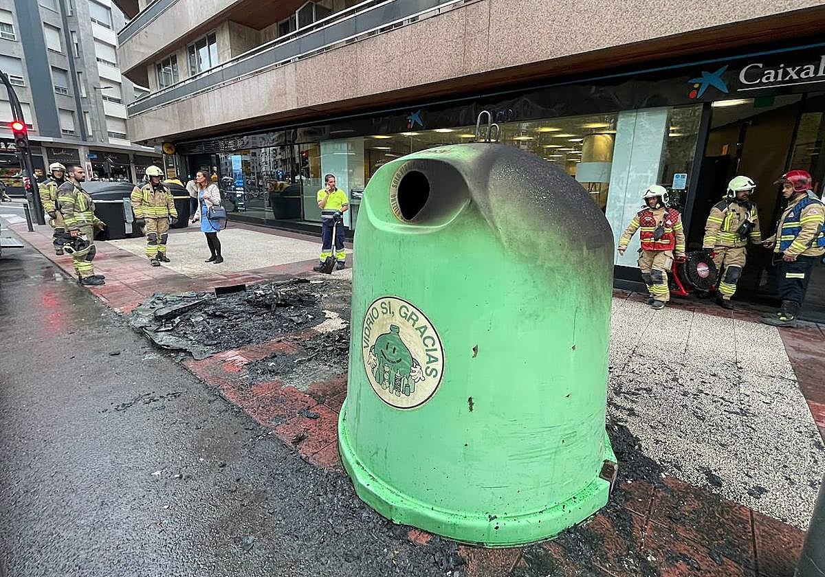 Los contenedores quemados en la calle Paz.