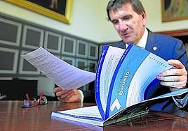 Etxeberria hojea el 'Plan Estratégico 2023-2026'.