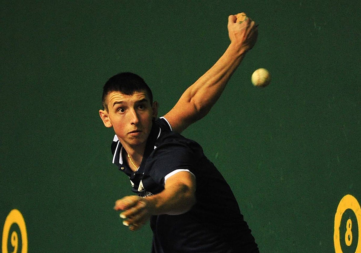 Azpiroz se coloca para soltar la derecha en el frontón de Mallabia.