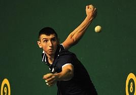 Azpiroz se coloca para soltar la derecha en el frontón de Mallabia.