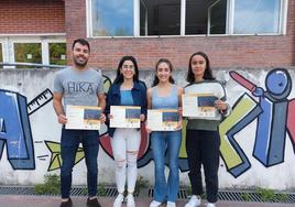 Unai Mendiguren, Ixone Sesma, Maider Egiraun y Saioa Garrido, con los diplomas ganadores