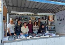 'Emilbdmil', Xandra Bilbao, Mari Carmen Turrado, Jon Gisasola, Mónica García, Joseba Bilbao y Yolanda Martín, en su caseta en la feria de Barakaldo.