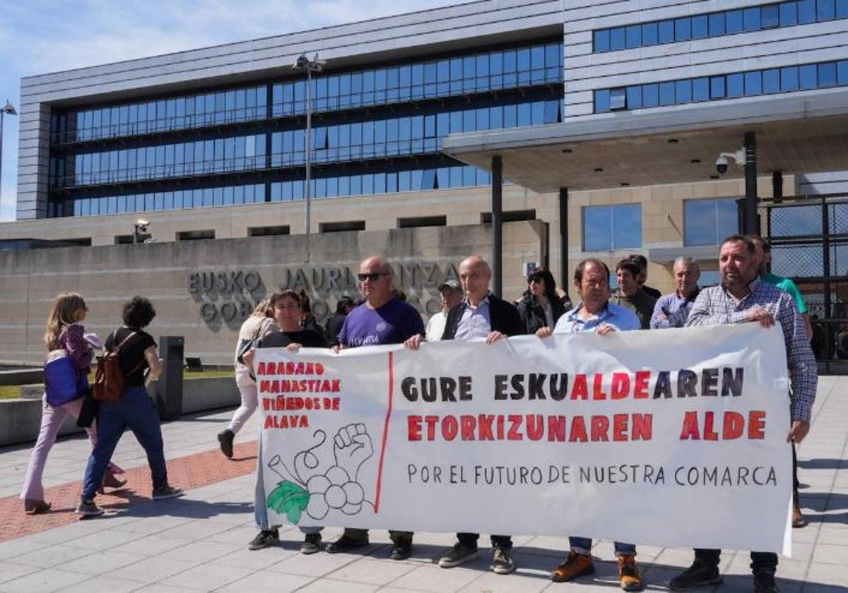 El grupo de bodegueros se ha concentrado a las puertas de Lakua para pedir al Gobierno vasco que «dé un paso adelante» en su defensa.