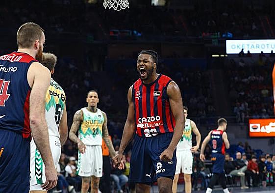 Enoch celebra una canasta ante el Bilbao Basket.