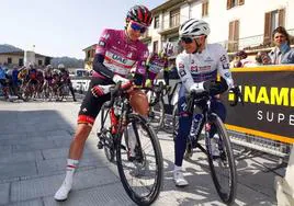 Pogacar, de morado, y Evenepoel, de blanco, charlan en la salida de una etapa de la Tirreno 2022