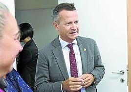 El consejero de Educación, Jokin Bildarratz, durante una visita a un centro educativo.