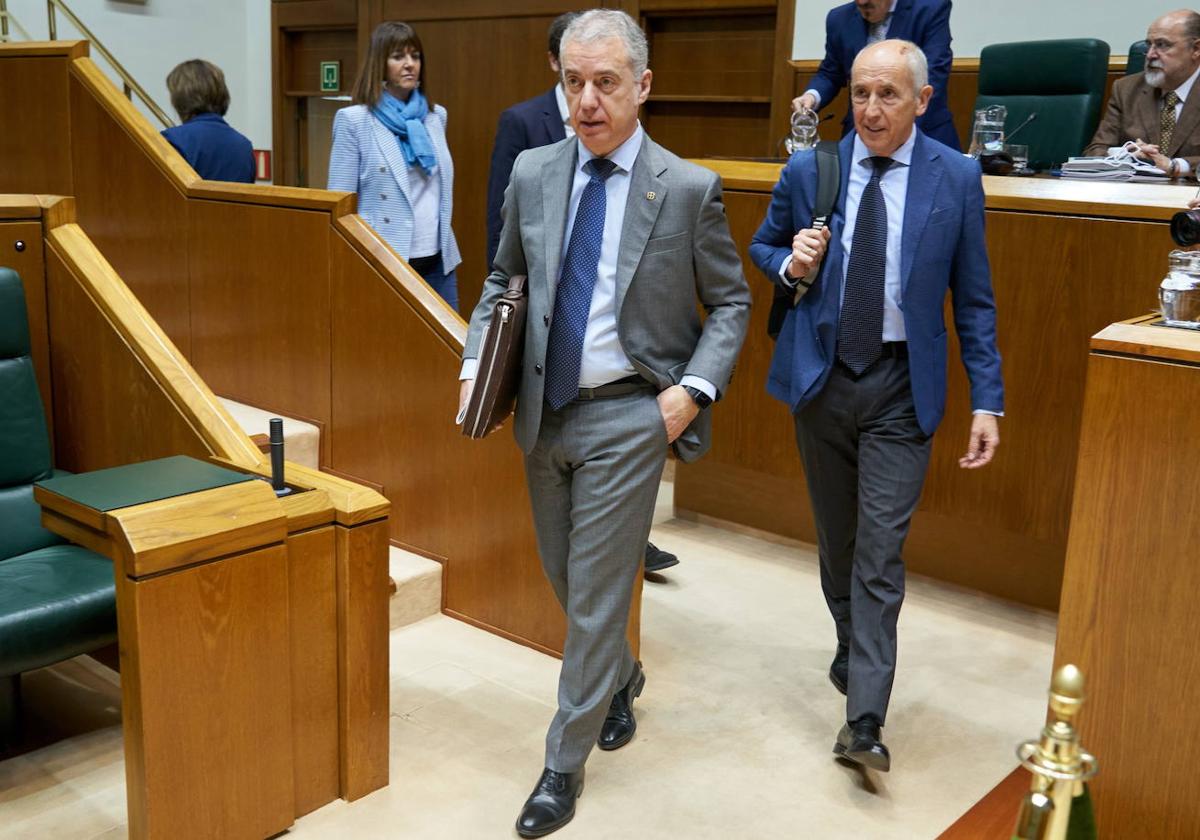 Iñigo Urkullu y Josu Erkoreka, en el Parlamento.