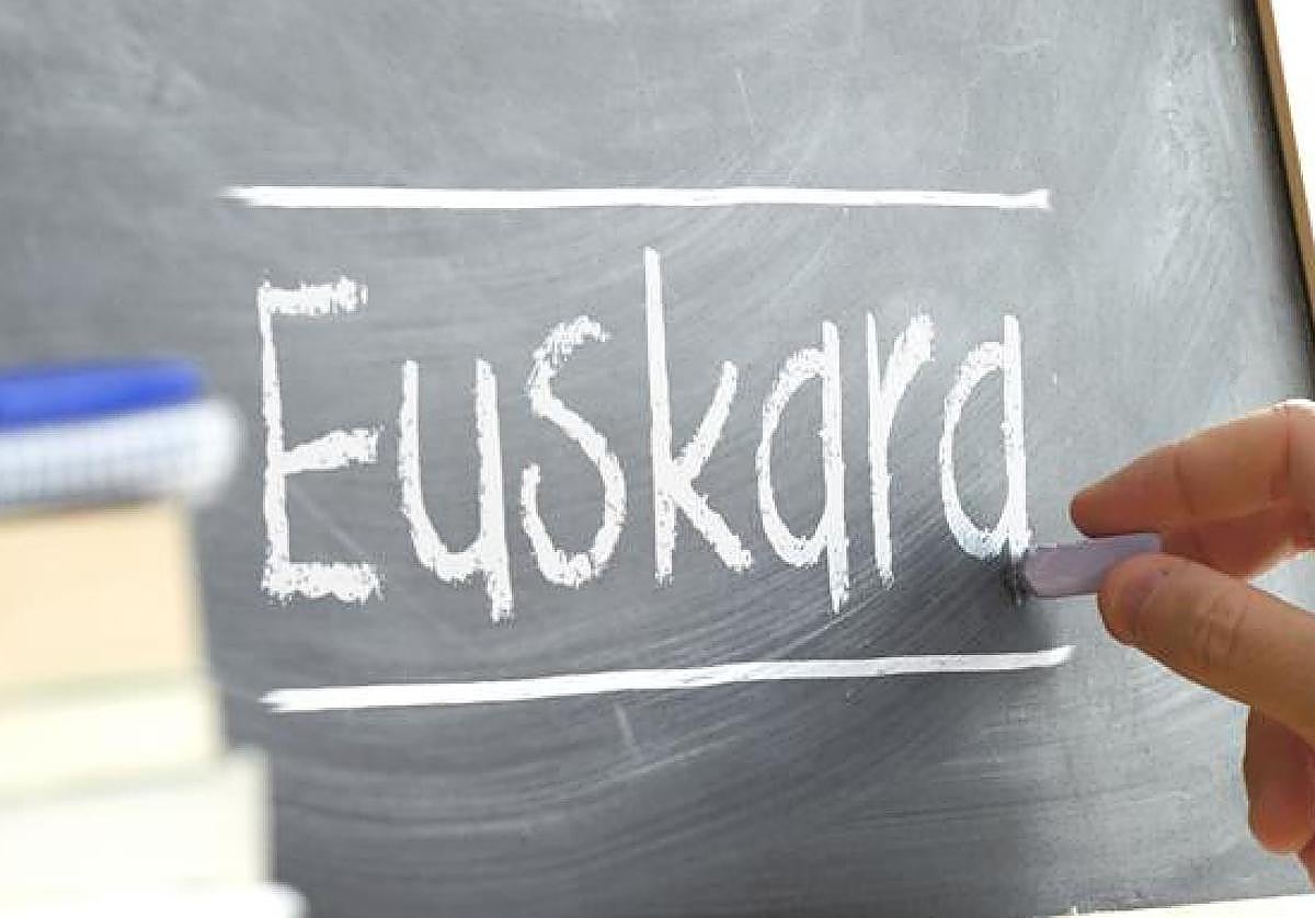 Nafarroako eta Iparraldeko euskarazko tituluak automatikoki balioztatuko dira EAEn
