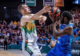 Prince Ali, hostigado por Radicevic, busca un pase en la reciente victoria del Fuenlabrada ante el BilbaoBasket