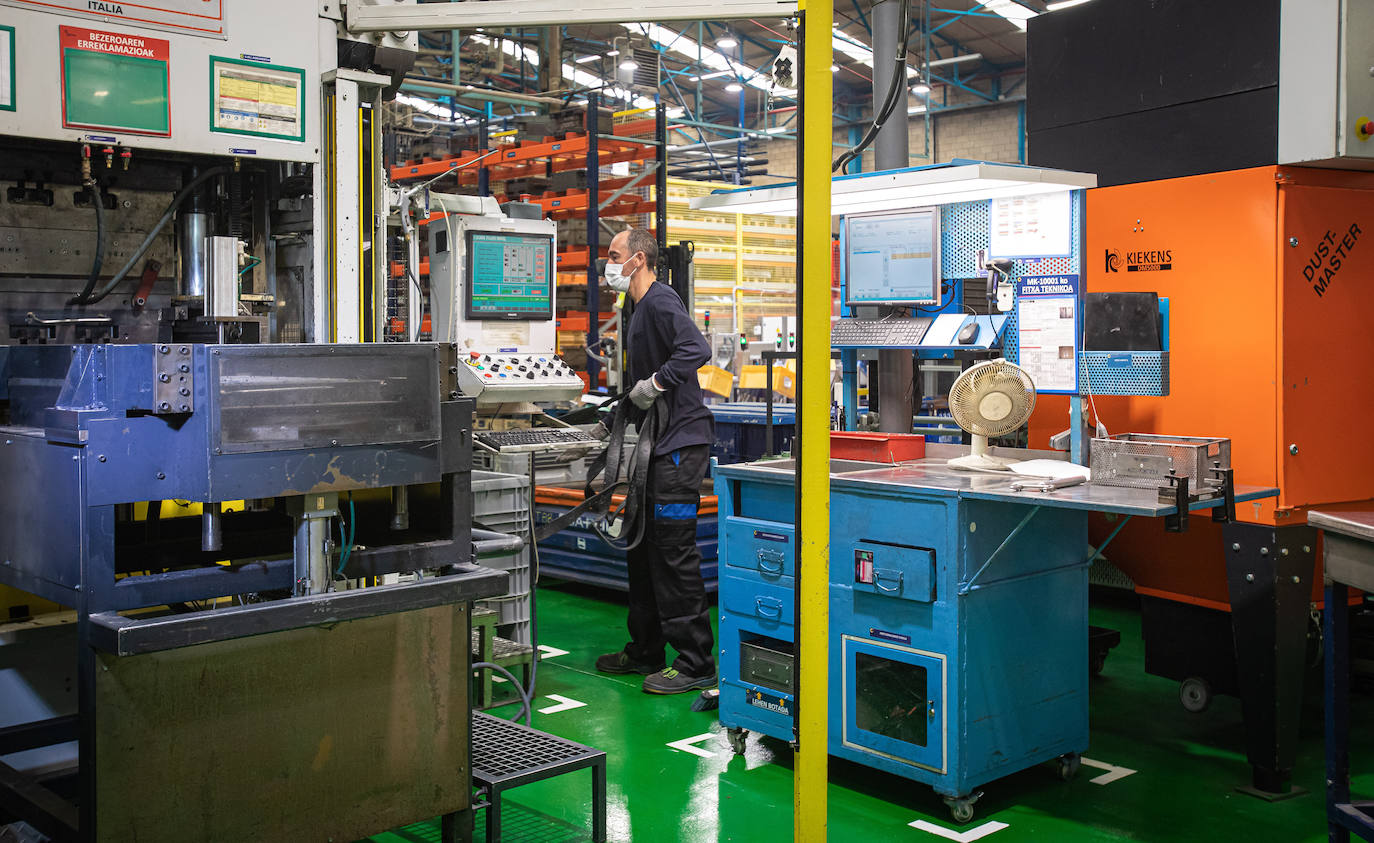 Trabajador en una industria vasca