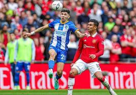 Enciso pelea por un balón con Casemiro en el partido de este domingo.